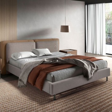 Letto matrimoniale camera da letto con testata in ecopelle color visone e struttura in tessuto grigio, letti matrimoniali con gambe in acciaio inox cromato.
