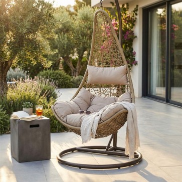 Poltrona pensile da giardino in rattan con cuscino marrone. Poltrone sospese per terrazzo esterno, ideali anche per interni.