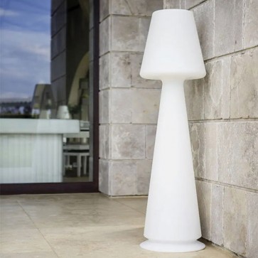 Lampada da terra design in polietilene bianco per interni. Lampade luminose da esterno illuminate di luce LED bianca, piantana luminosa in resina ideale per il giardino.