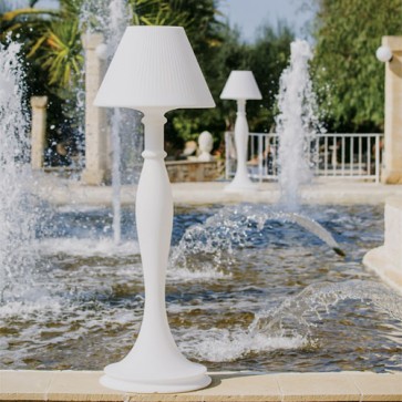 Lampada da terra design in polietilene bianco per interni. Lampade luminose da esterno illuminate di luce bianca, piantana luminosa ideale per il giardino.