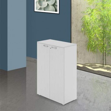 Armadio ufficio in legno bianco con serratura. Armadietto multiuso a 2 ante bianche con ripiani, dimensioni 90x45x129 cm.