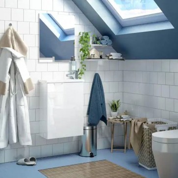 Mobile bagno laccato bianco con un ripiano interno. Mobili bagno completo di specchio e lavabo in resina a prezzi scontati
