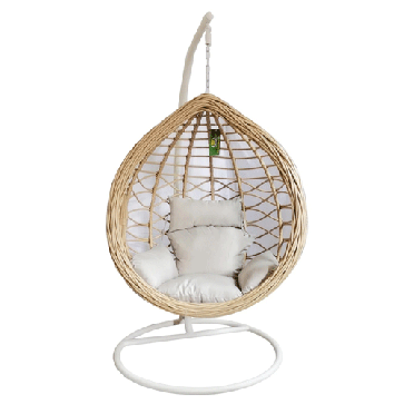 Poltrona dondolo sospesa da giardino in rattan con struttura in metallo colore crema opaco. Poltrone sospese per terrazzo esterno, ideali anche per interni.