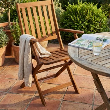 Sedia in legno pieghevole da giardino con braccioli, poltrona richiudibile da esterno per terrazzo. Dimensioni 55x57x91h cm
