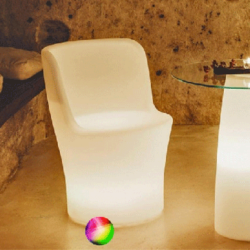 Poltrona outdoor da giardino in resina con LED RGB e batteria ricaribile solare. Poltroncina in polietilene di colore bianco per esterno, poltrone e sedia ideali per il terrazzo di casa.