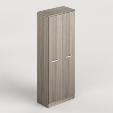 Armadio portascope con 2 ante, dimensioni 71x38x182 cm. Armadietto lavanderia in legno colore olmo, con ripiani interni e vano portascope.