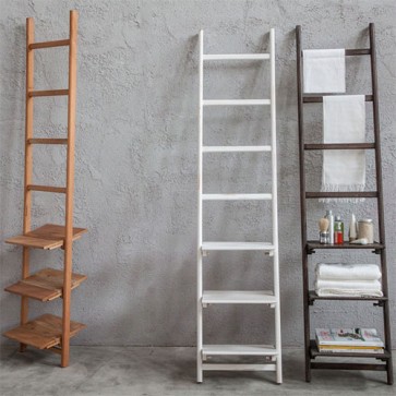 Scaletta porta asciugamani Bibò 40x180 cm di colore bianco. Scala portariviste Cipì in legno di teak naturale o nera con con tre ripiani richiudibili.