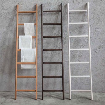 Scaletta porta asciugamani Uilli di colore bianco. Scala portariviste Cipì in legno di teak naturale o wengee, con gommini antiscivolo.