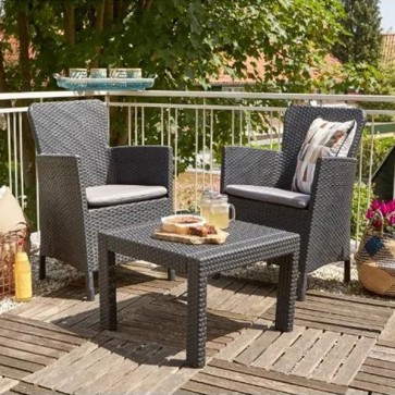 Set da giardino con tavolo in resina antiurto effetto rattan e 2 poltrone complete di cuscini, tavoli e sedie graphite da esterno per balconi e terrazzi.