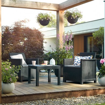 Set da giardino con tavolo in resina antiurto effetto rattan e 2 poltrone complete di cuscini, tavoli e sedie graphite da esterno per balconi e terrazzi.