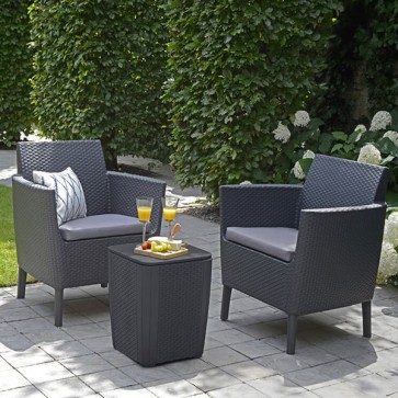 Set da giardino con tavolo contenitore in resina antiurto effetto rattan e 2 poltrone complete di cuscini, tavoli e sedia graphite da esterno per balconi e terrazzo.