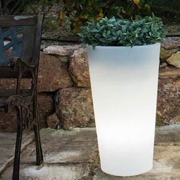 Vaso luminoso a led solare in polietilene bianco per esterno da giardino. Vasi luminosi a batteria senza fili da interno con telecomando e sensore crepuscolare