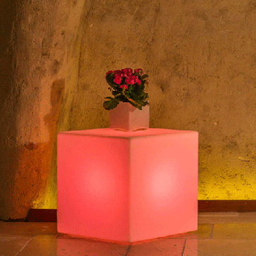 Lampada quadrata da giardino in resina bianca per esterno, ideali anche per il terrazzo e bordo piscina. Lampade da terra quadrate illuminate di luce rossa.