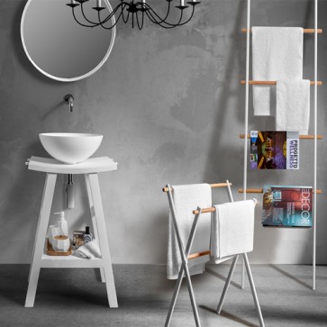 Mobile consolle bagno in Teak naturale con top semicurvo di colore bianco. Mobili Cipì in legno con ganci portasalviette e comodo ripiano. Dimensioni 59x40x80h.