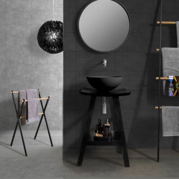 Mobile consolle bagno in Teak naturale con top semicurvo di colore nero. Mobili Cipì in legno con ganci portasalviette e comodo ripiano.