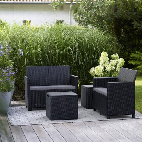 Set da giardino con divani completi di cuscino e due tavolini in