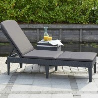 Lettino sdraio da giardino pieghevole con cuscino, lettini prendisole pieghevoli grafite in resina effetto rattan da esterno per balconi e terrazzo.