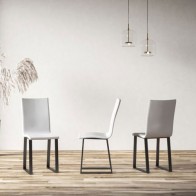 Sedia cucina in similpelle bianco con gambe a slitta in metallo. Sedie ufficio moderna design da scrivania, poltroncina con seduta imbottita, ideale anche in soggiorno.