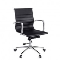 Poltrona direzionale ufficio nera, rivestita in PU. Sedie girevoli in metallo con ruote e braccioli.