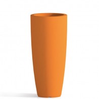 Vaso da giardino in resina arancione per esterno. Vasi da interno design in polietilene, ideale per le piante e fiori del terrazzo. Dimensioni 90hx40 cm.