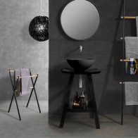 Mobile consolle bagno in Teak naturale con top semicurvo di colore nero. Mobili Cipì in legno con ganci portasalviette e comodo ripiano.