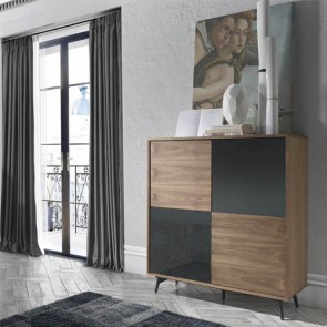 Credenza Angel cerdà  in legno impiallacciato noce e due ante in vetro effetto specchio nero titanio. Mobile soggiorno con ripiani interni in legno e gambe in acciaio verniciato nero.