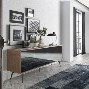 Credenza Angel Cerdà in legno impiallacciato noce con quattro ante in vetro nero specchiato e ripiani noce. Credenze con gambe in acciaio nero, ideali per soggiorno e cucina.
