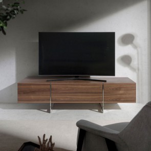 Mobile porta TV soggiorno con struttura in legno di noce naturale, mobili credenza salone con gambe in acciaio inox cromato.