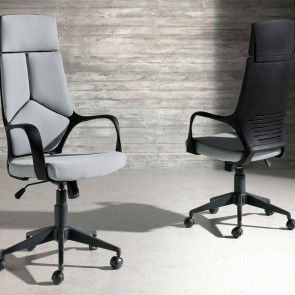 Sedia da ufficio girevole con seduta rivestita in tessuto grigio chiaro e schienale in pvc nero. Poltrona dotata di braccioli
