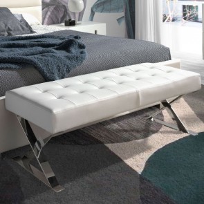 Panca camera da letto con seduta rivestita in ecopelle bianca. Divanetto cameretta con gambe in acciaio inox cromato.