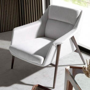 Poltrona soggiorno con seduta e schienale rivestiti in tessuto bianco.Poltrone salone con braccioli e gambe in acciaio verniciato marrone.