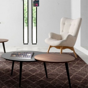 Poltrona soggiorno con seduta e schienale rivestiti in tessuto beige. Poltrone salone con braccioli e gambe in legno di frassino.