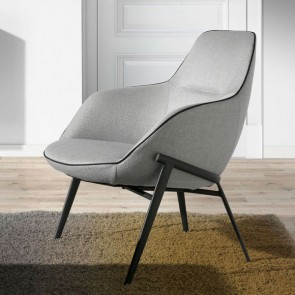 Poltrona soggiorno con seduta e schienale rivestiti in tessuto grigio. Poltrone salone con gambe in acciaio inox nero.