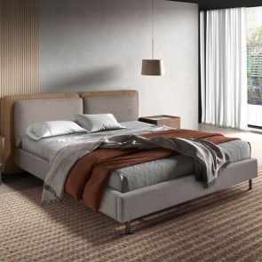 Letto matrimoniale camera da letto con testata in ecopelle color visone e struttura in tessuto grigio, letti matrimoniali con gambe in acciaio inox cromato.