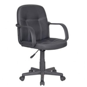 Sedia scrivania in PVC nero con ruote, poltrona ufficio oscillante con braccioli e schienale.