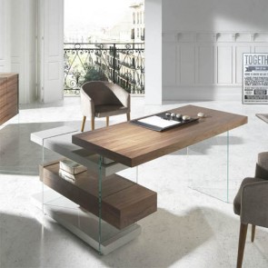 Scrivania ufficio dal design moderno con piano in legno noce naturale e struttura in MDF grigio. Scrivanie casa con gambe in vetro temperato.