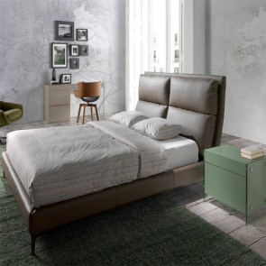 Letto matrimoniale camera da letto con testata e struttura in ecopelle color visone, letti matrimoniali con gambe in acciaio inox lucido.