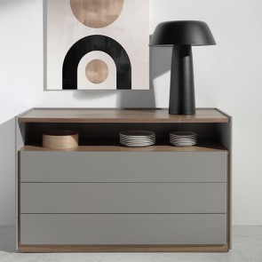 Cassettiera Angel Cerdà in legno impiallacciato noce e MDF laccato grigio opaco. Mobile settimino soggiorno con tre cassetti e un vano portaoggetti.