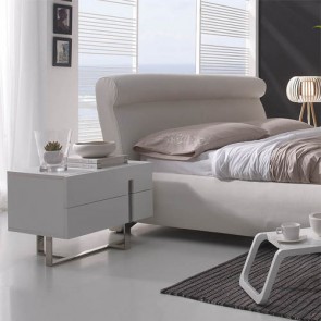 Comodino Angel Cerdà in MDF laccato bianco lucido. Comodini composto da due cassetti e una struttura con gambe e finiture in acciaio inox cromato, ideale in camera da letto. 