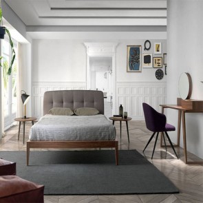 Letto matrimoniale camera da letto con testata in tessuto grigio, letti matrimoniali con struttura in legno impiallacciato in noce naturale. 