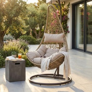 Poltrona pensile da giardino in rattan con cuscino marrone. Poltrone sospese per terrazzo esterno, ideali anche per interni.