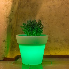 Vaso luminoso rotondo da giardino in resina bianca per esterno. Vasi luminosi circolari da interno illuminati di luce verde, ideale per le piante del terrazzo.