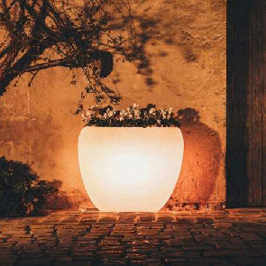 Vaso luminoso da giardino in resina bianco per esterno. Vasi luminosi da interno illuminati di luce bianca, ideale per le piante del terrazzo. Dimensioni 100x30x80H.