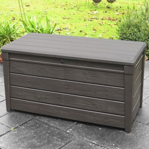 Box Keter da giardino in resina marrone. Baule porta attrezzi rinforzato, ideale per riporre accessori per la piscina o per qualsiasi esigenza in giardino.