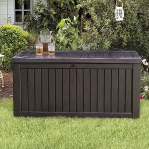 Box Keter da giardino in resina marrone. Baule porta attrezzi rinforzato, ideale per riporre accessori per la piscina o per qualsiasi esigenza in giardino.