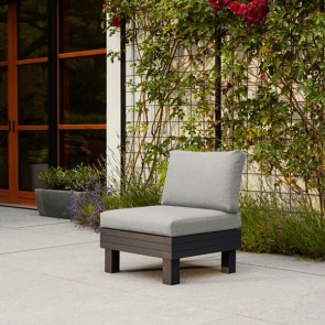 Poltrona Keter da giardino in resina, poltrone terrazzo grigio per esterno con cuscini per seduta e schienale sfoderabili.