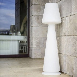 Lampada da terra design in polietilene bianco per interni. Lampade luminose da esterno illuminate di luce LED bianca, piantana luminosa in resina ideale per il giardino.