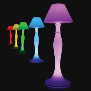 Lampada da terra design in polietilene bianco per interni. Lampade luminose da esterno illuminate di luce LED RGB azionabile con telecomando