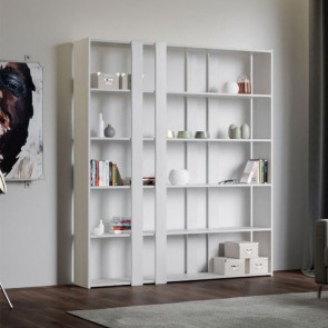 Libreria mobile a parete Kato adattabile in ogni ambiente, dall'ufficio al soggiorno. Librerie bianco frassinato per oggettistica e libri, ideale per avere tutto in perfetto ordine in un soggiorno moderno.