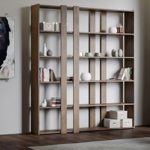 Libreria mobile a parete Kato adattabile in ogni ambiente, dall'ufficio al soggiorno. Librerie noce per oggettistica e libri, ideale per avere tutto in perfetto ordine in un soggiorno moderno.